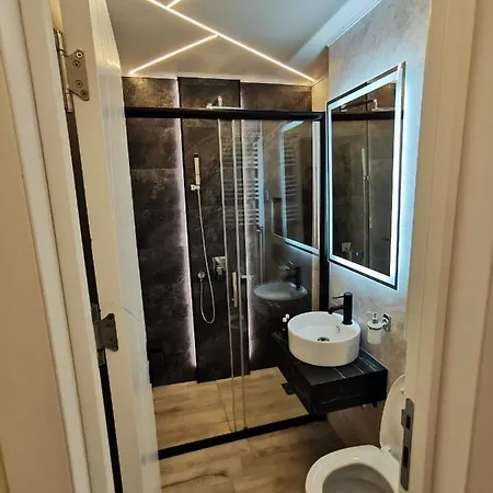 Brend New Luxurious In Downtown With Free Parking *