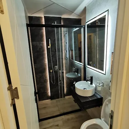 Brend New Luxurious In Downtown With Free Parking *