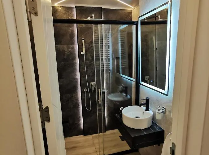 Brend New Luxurious In Downtown With Free Parking *