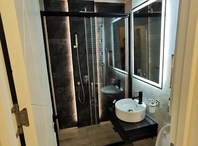 Brend New Luxurious In Downtown With Free Parking *